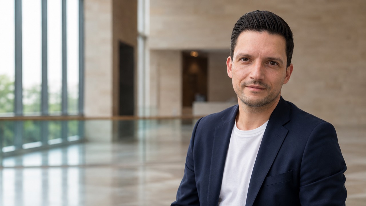 Sebastian Greiber in einem modernen Atrium