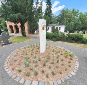 Beim Haupteingangsbereich in unmittelbarer Nähe von Friedhofshalle und dem Erinnerungsmonument für die alte Oberkirche des Wadgasser Klosters gewinnen die neuen