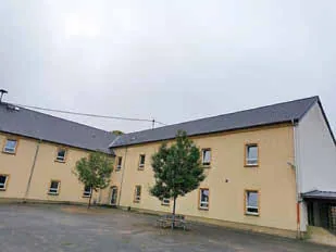 NACHHER: Grundschule Hostenbach mit neu sanierten Dachflächen