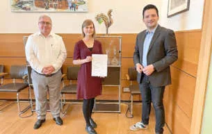 Hauptamtsleiter Gangolf Augustin und Neu-Mitarbeiterin Alyssa Seyffardt bei der Vertragsunterschrift