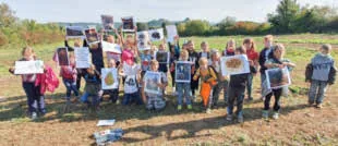 Zwei zweite Klassen aus der der Differter Bisttalschule auf dem Schaffhauser Kartoffelacker
