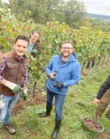 Urkundenüberreichung mit (v.l.) Gangolf Augustin, Vivien Bußer, Kathrin Dahm