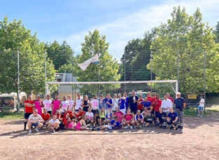 Mit den bestens gelaunten Turnierteilnehmern von ‚Ein Dorf spielt Fußball‘ am Wadgasser Schäfereidell