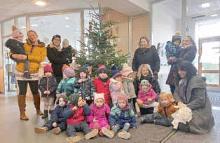 Mit Bedacht und viel Freude dabei: Die Kinder eifrig beim Schmücken im Rathaus