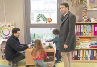 Mit dem Arquer Bürgermeister Bénoît Roussel und Kindern in der Abenteuerinsel