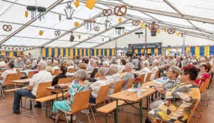 Volles Festzelt beim Seniorentag