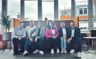 Die Bürgermeister Daniel Kiefer (Mettlach), Michael Clivot (Gersheim), Volker Weber (Marpingen), Joshua Pawlak (Rehlingen-Siersburg) mit Geschäftsführerin Ann Cathrin Riedel