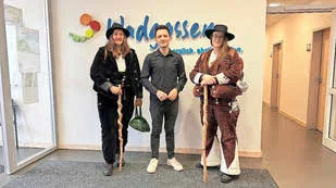 Besuch von Wandergesellinnen im Rathaus