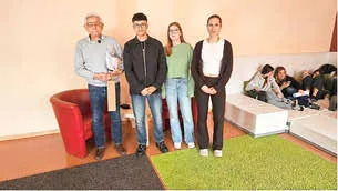 Schüler des Erinnerungs-Projekts mit Siegfried Bach (90), Hostenbach
